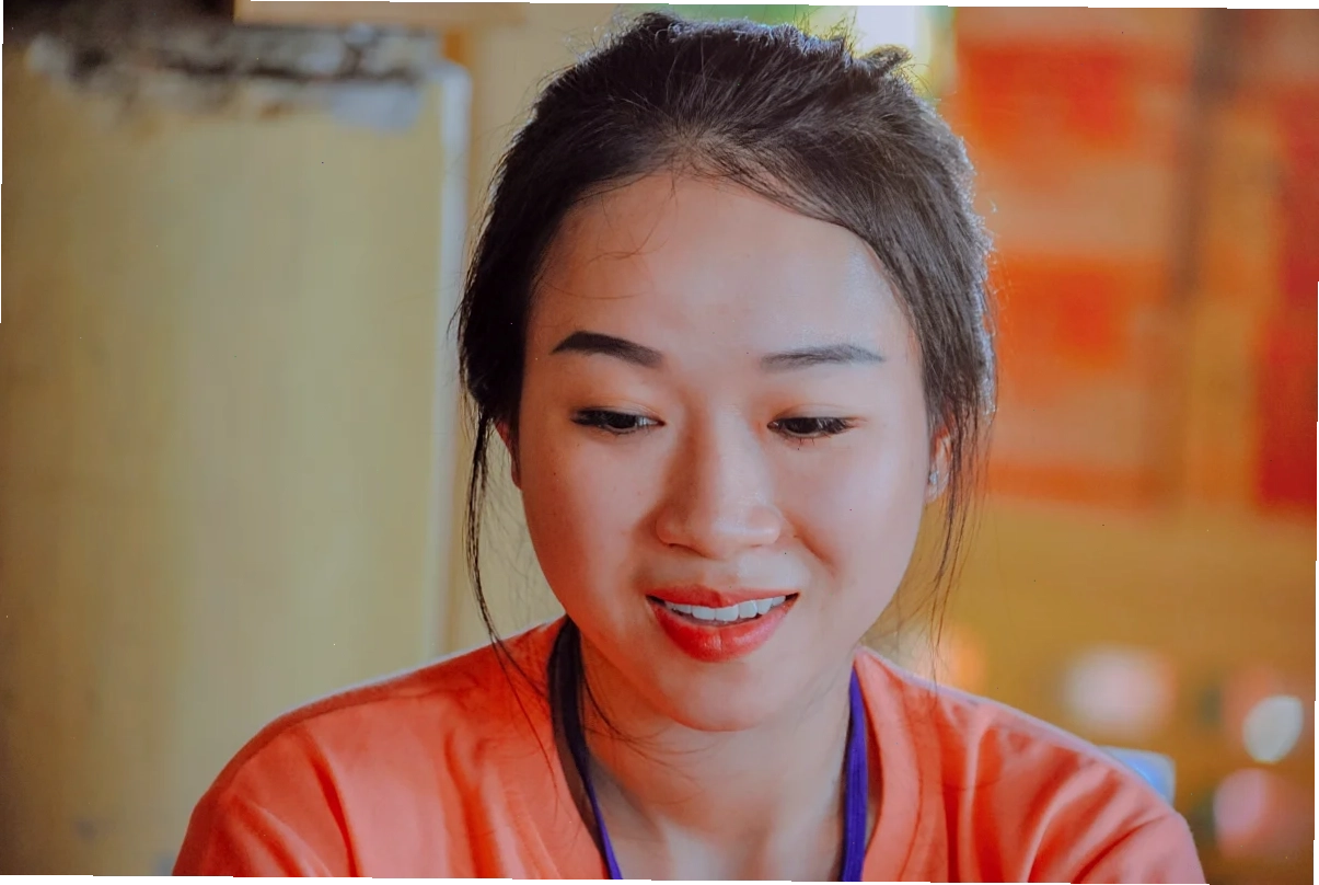 con gái cười đỏ mặt nhẹ nhàng