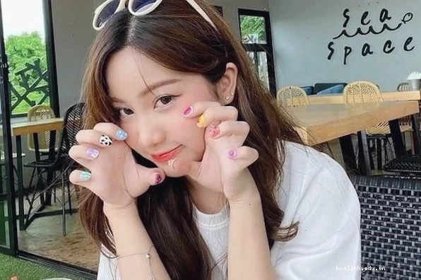 con gái cười đỏ mặt nhẹ nhàng