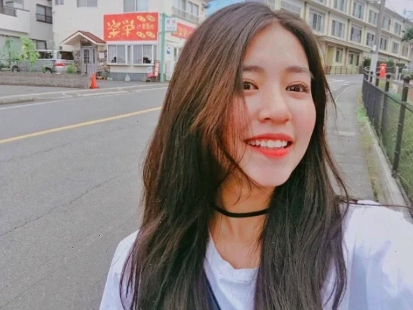 con gái cười đỏ mặt rạng rỡ
