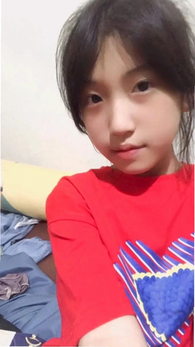 con gái cười đỏ mặt rạng rỡ