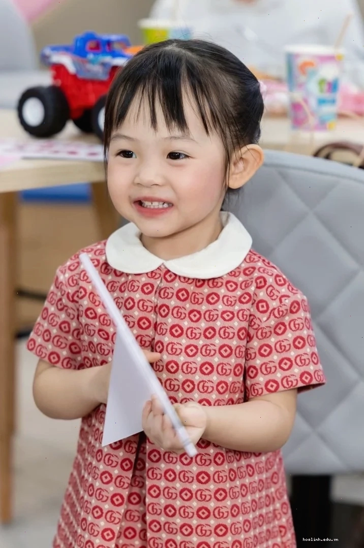 con gái cười đỏ mặt rạng rỡ