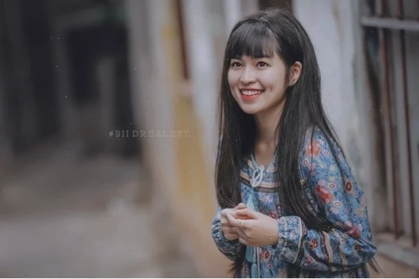 con gái cười đỏ mặt thu hút