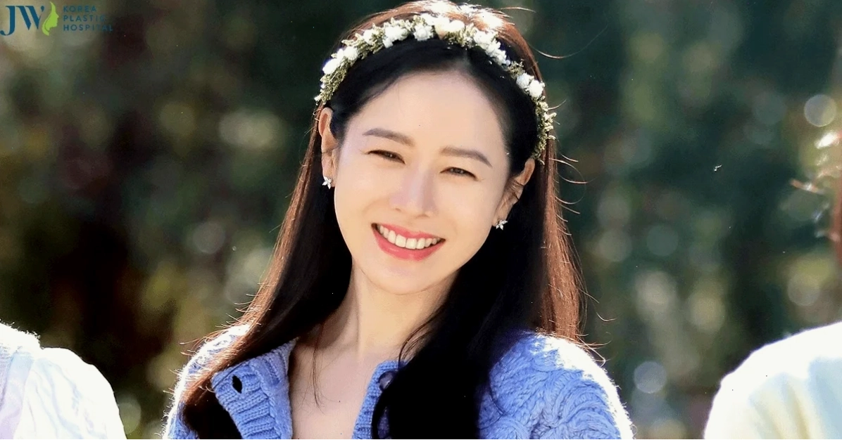con gái cười đỏ mặt tự nhiên