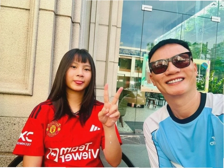con gái cười đỏ mặt vui sướng