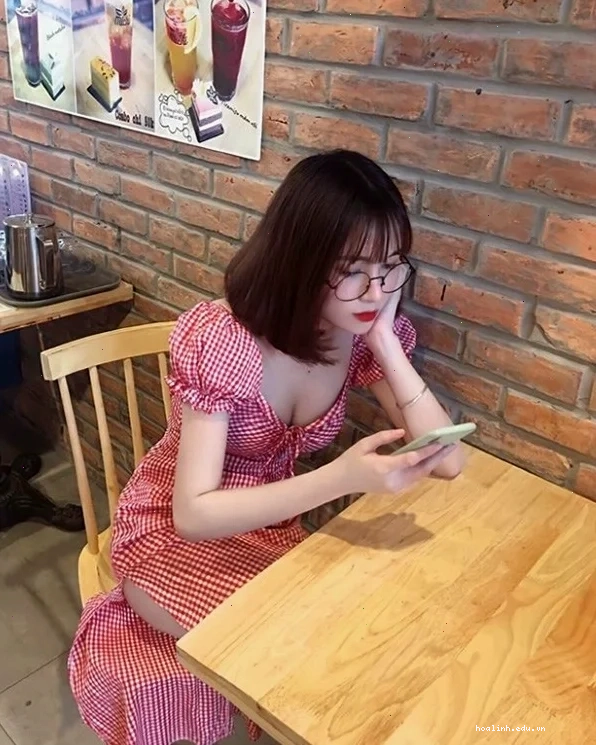 con gái đeo kính auto xinh cười tỏa nắng