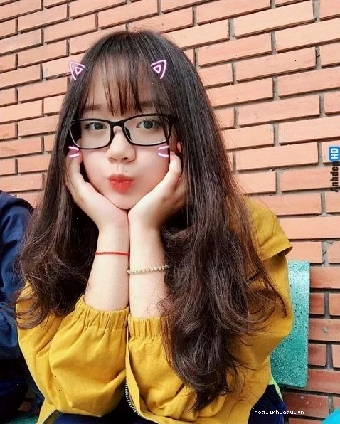 con gái đeo kính cận đẹp tinh tế