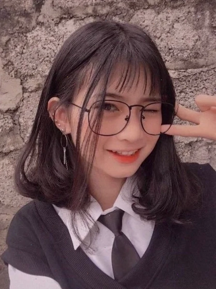 con gái đeo kính cận phong cách học đường
