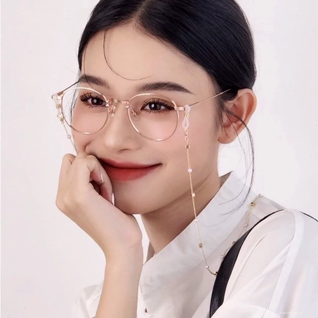 con gái đeo kính đen cá tính