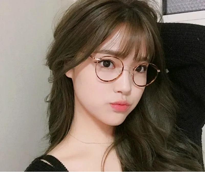 con gái đeo kính đen chụp góc nghiêng