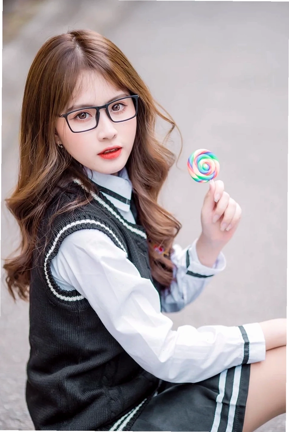 con gái đeo kính đen chụp ngoài trời