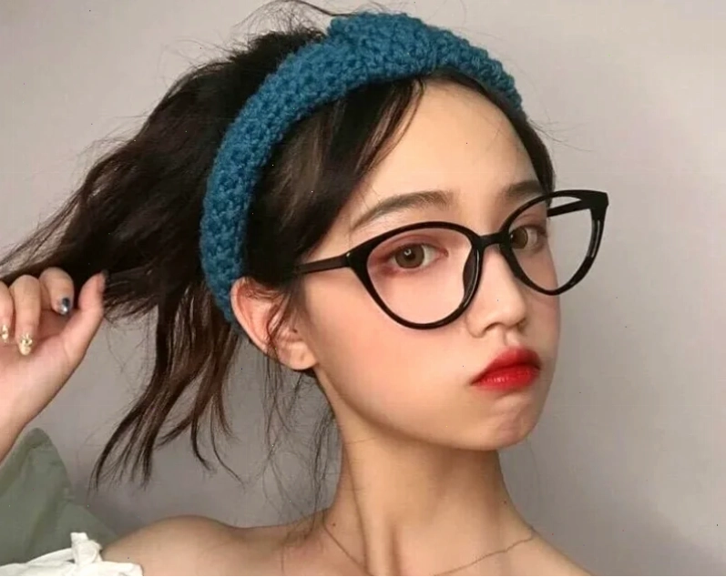 con gái đeo kính hiện đại