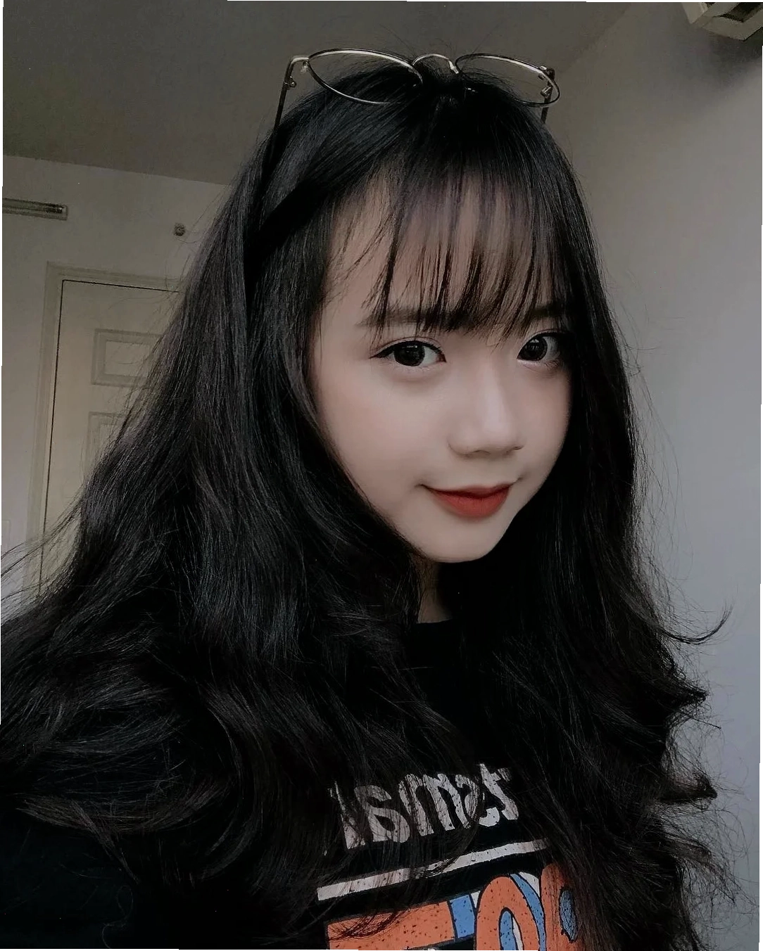 con gái đeo kính tóc ngang vai