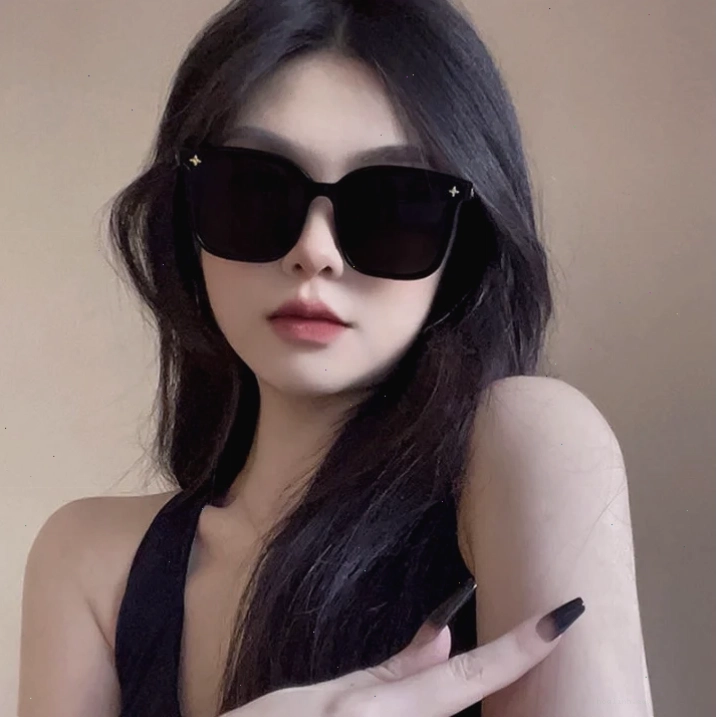 con gái đeo kính trang phục trẻ trung