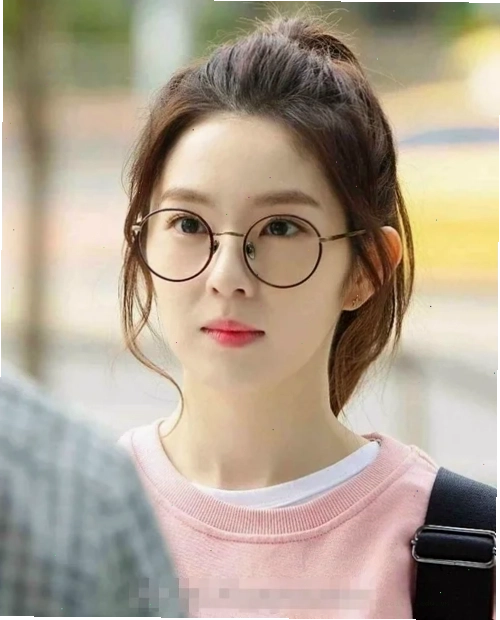 con gái đeo kính tròn dáng vẻ dịu dàng