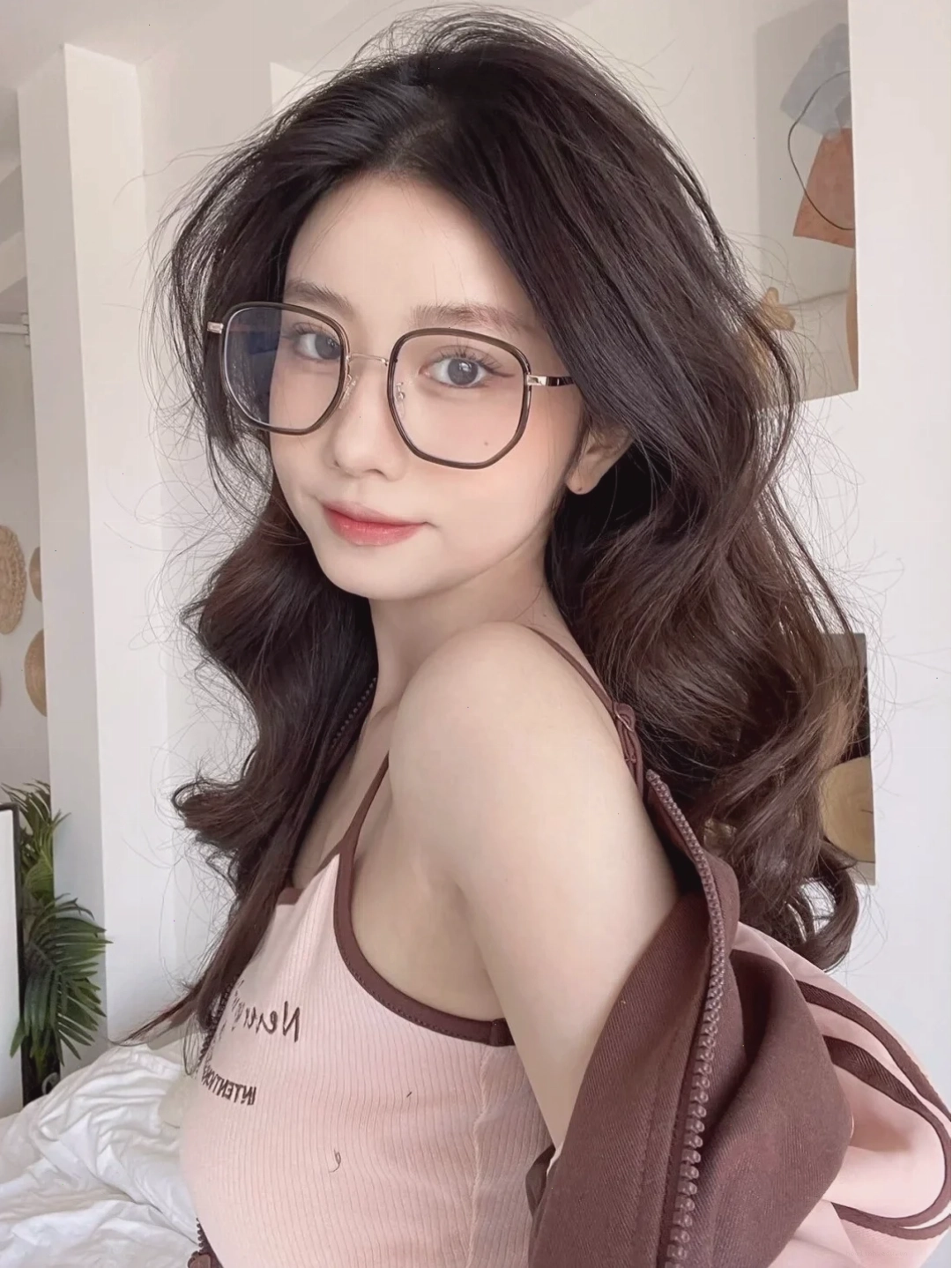 con gái đeo kính tròn phong cách thanh lịch