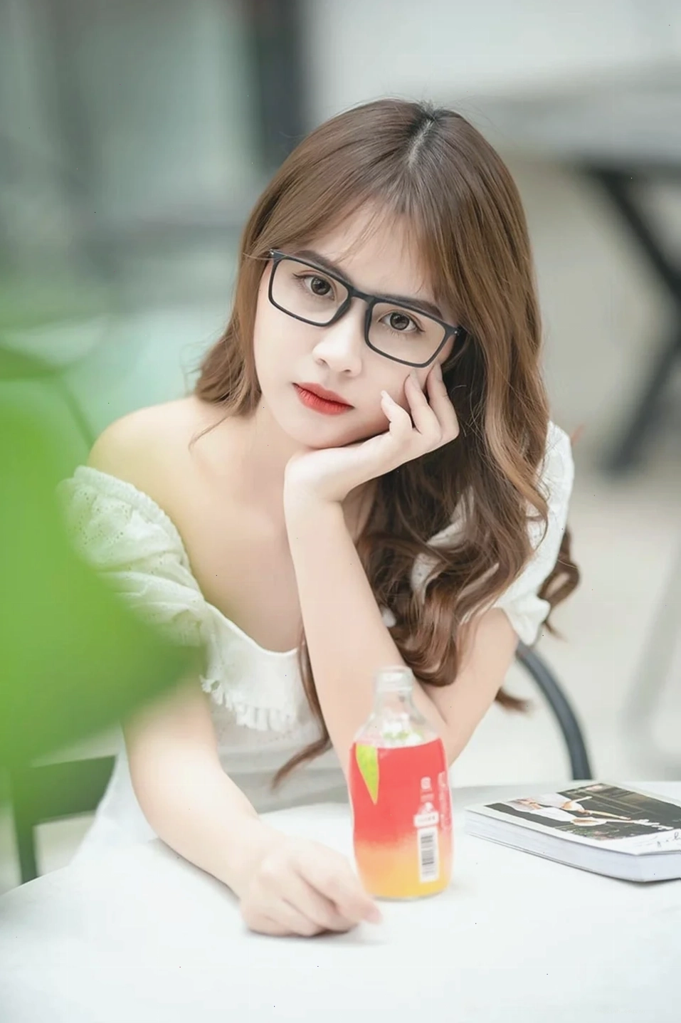 con gái đeo kính tròn phong cách vintage