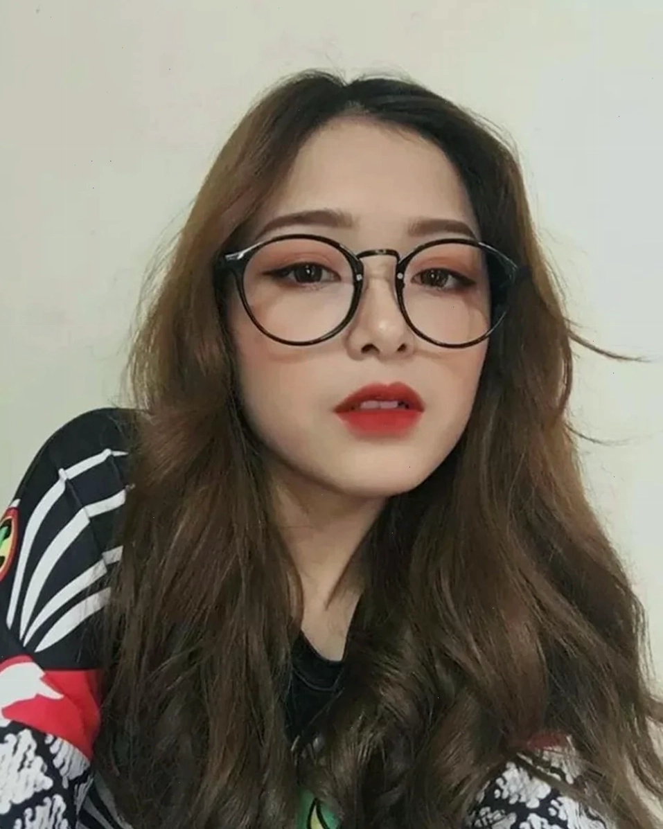 con gái đeo kính tròn trong vẻ trẻ trung đáng yêu