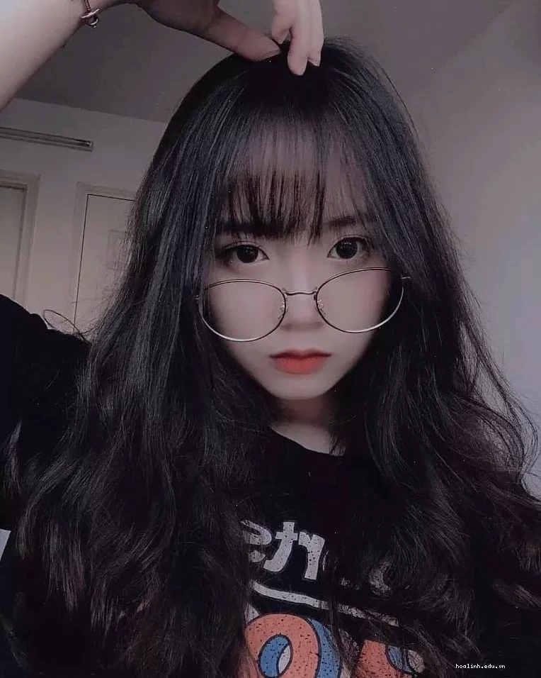 con gái đeo kính với nụ cười