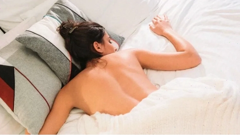con gái không mặc đồ khi ngủ cảm thấy tự do