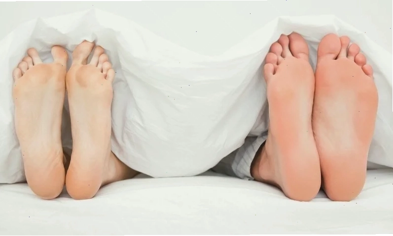 con gái không mặc đồ khi ngủ đơn giản