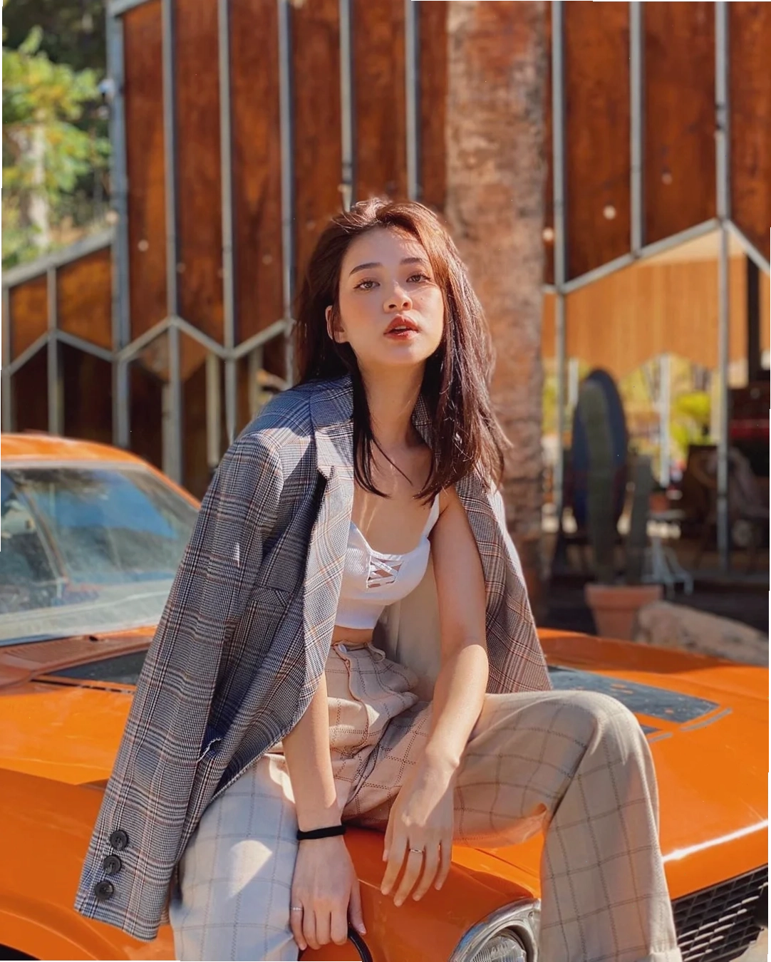 con gái mặc áo blazer