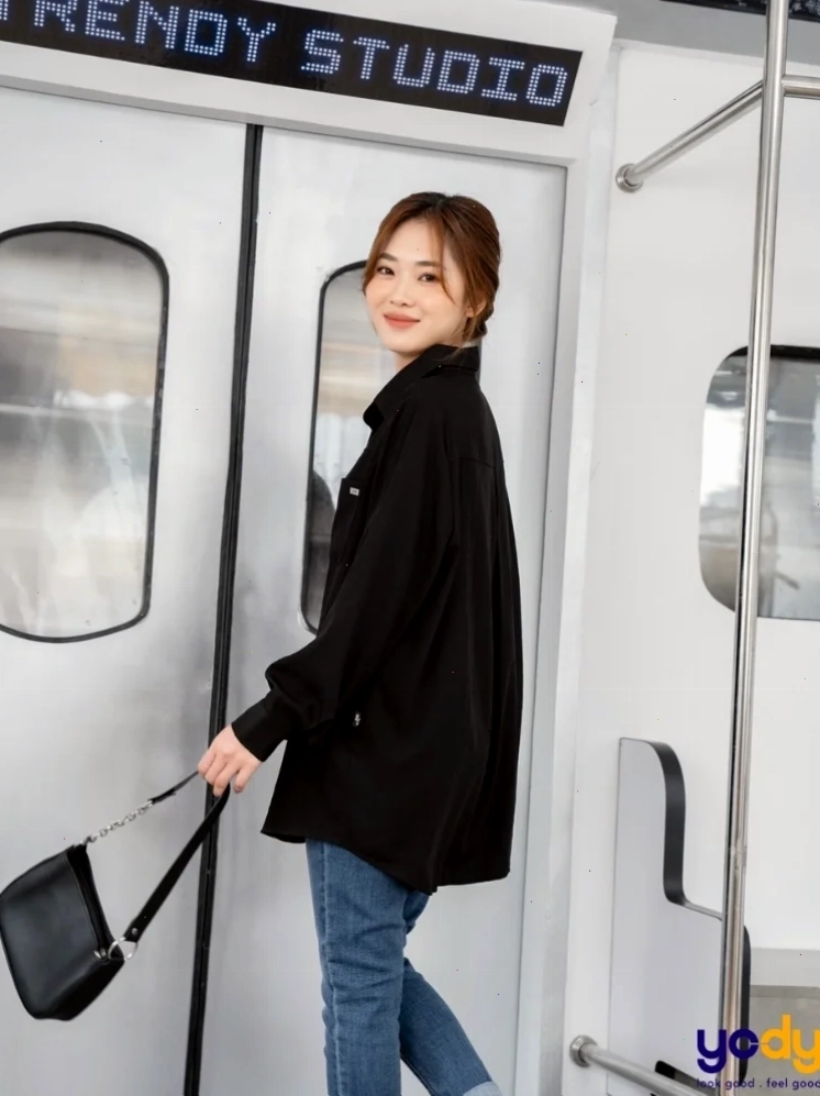 con gái mặc áo sơ mi đen ấn tượng
