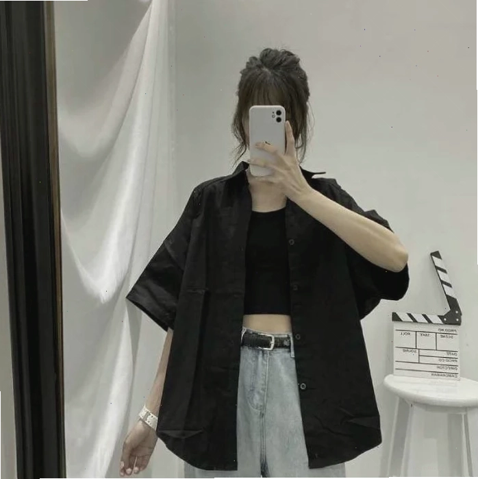 con gái mặc áo sơ mi đen ấn tượng