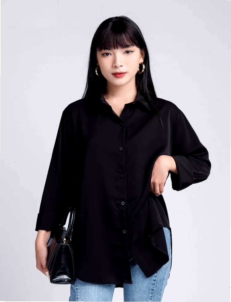con gái mặc áo sơ mi đen làm việc