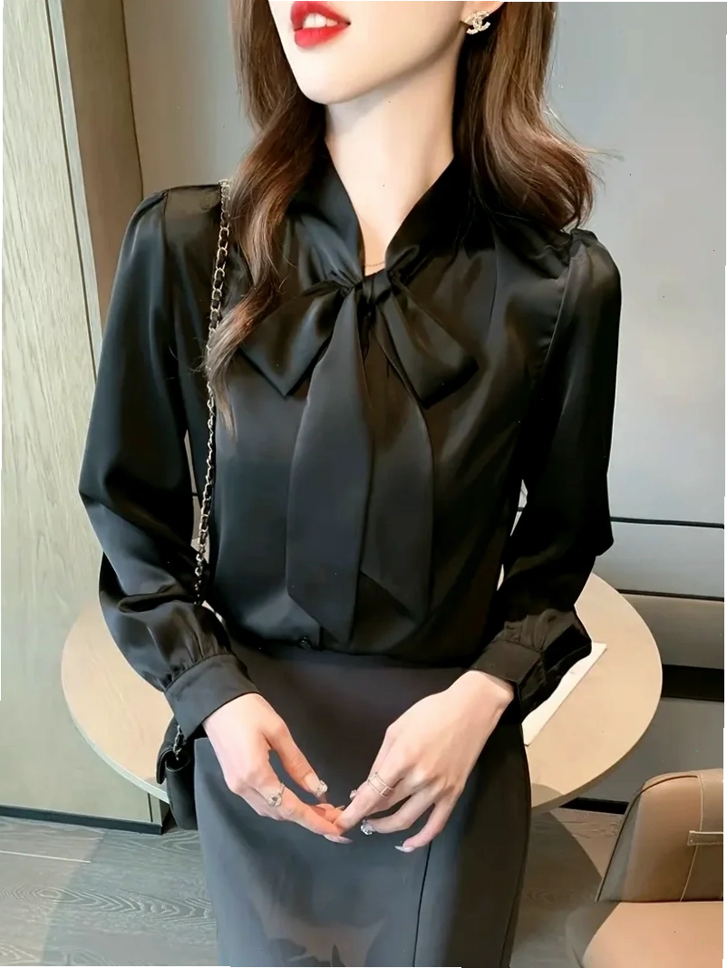 con gái mặc áo sơ mi đen phối cùng chân váy