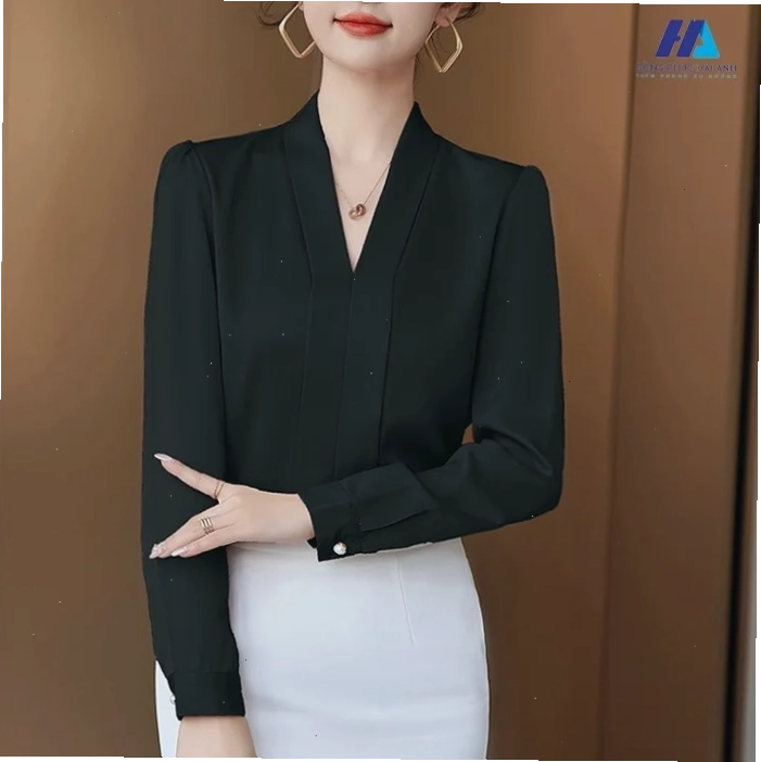 con gái mặc áo sơ mi đen quyến rũ