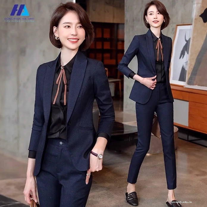 con gái mặc áo sơ mi đen thu hút
