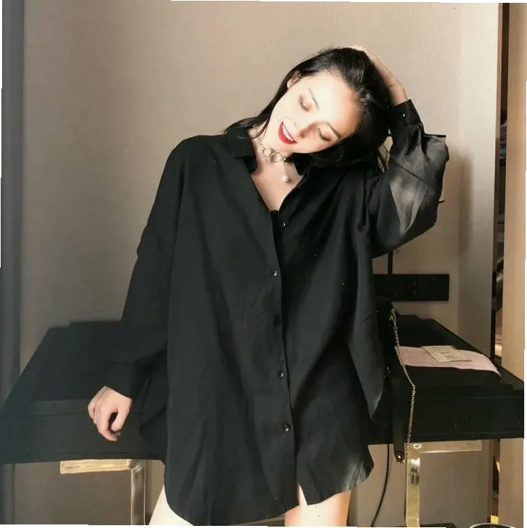 con gái mặc áo sơ mi đen trẻ trung