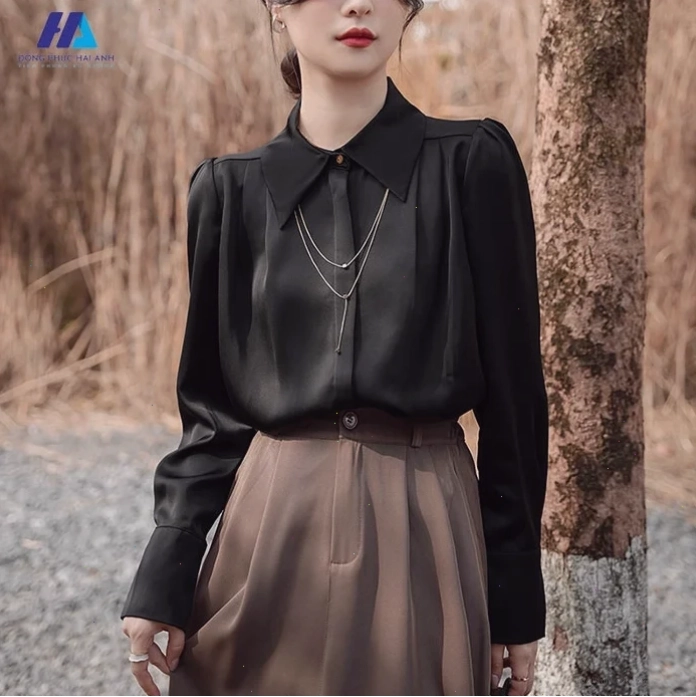 con gái mặc áo sơ mi đen vintage