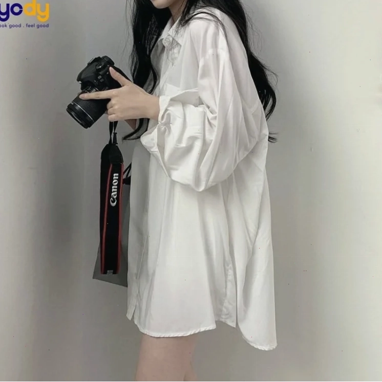 con gái mặc áo sơ mi khoác ngoài