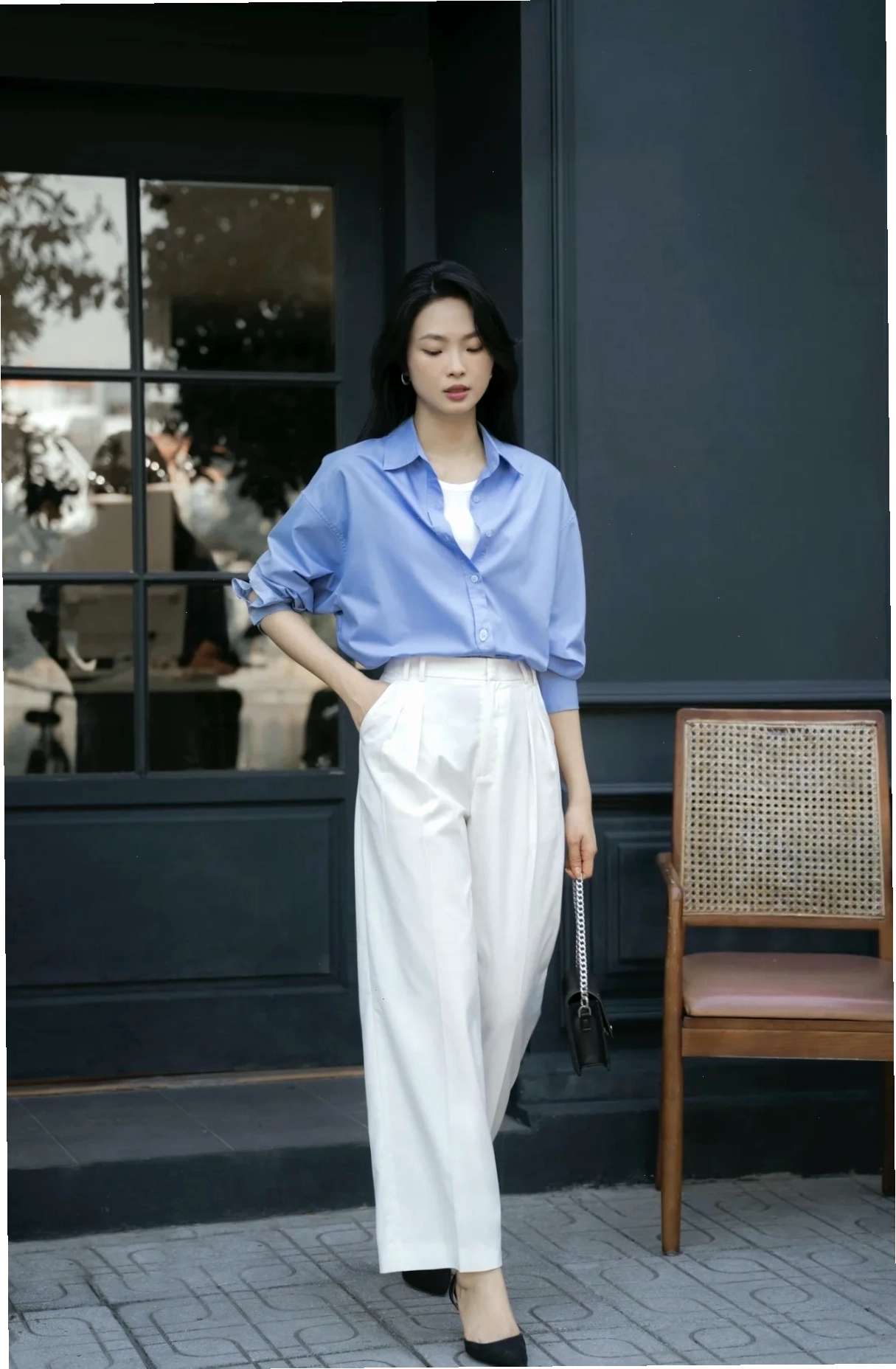 con gái mặc áo sơ mi nam bỏ cúc