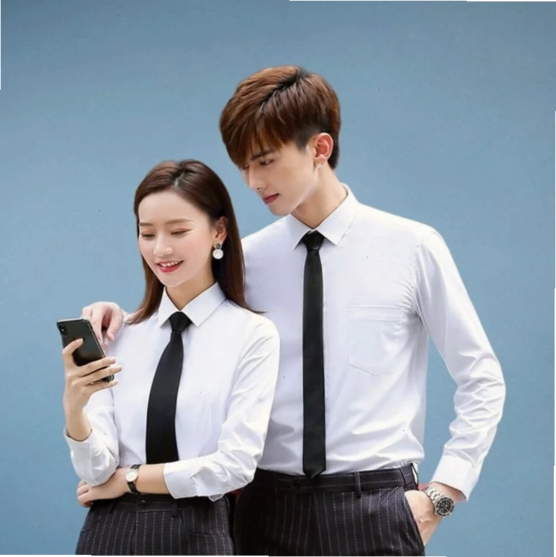 con gái mặc áo sơ mi nam bỏ cúc ngực