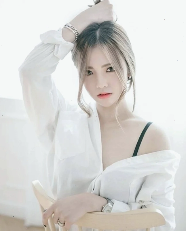 con gái mặc áo sơ mi nam chất lụa