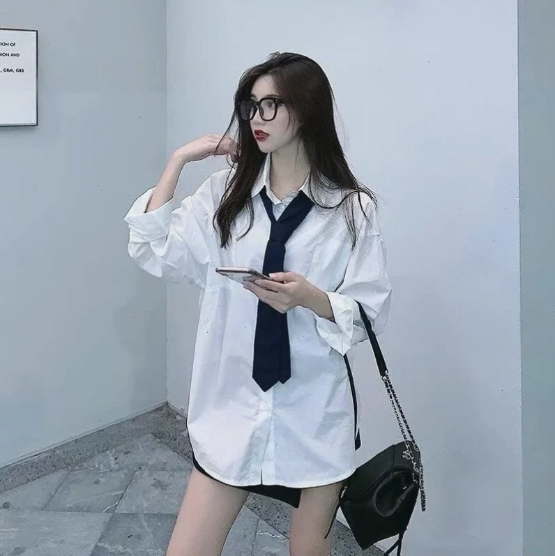 con gái mặc áo sơ mi nam dạo phố