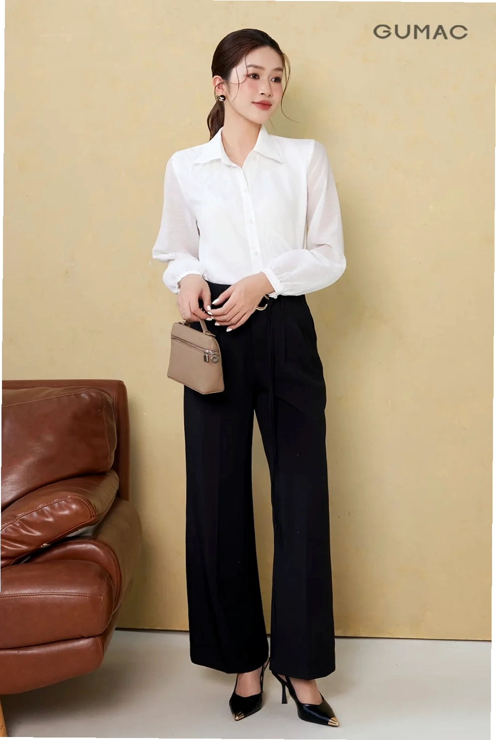con gái mặc áo sơ mi nam form đứng