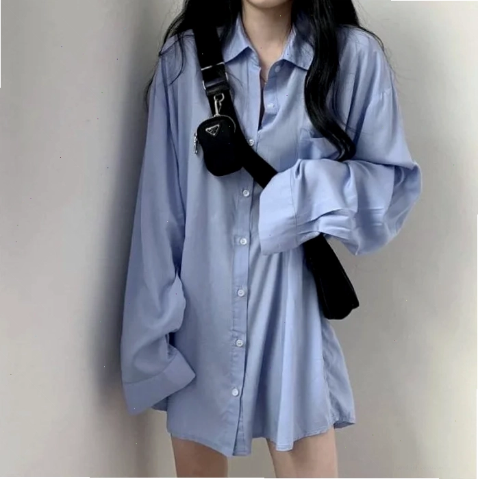 con gái mặc áo sơ mi nam phối quần short