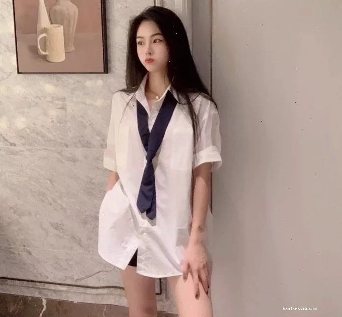 con gái mặc áo sơ mi nam phong cách layer