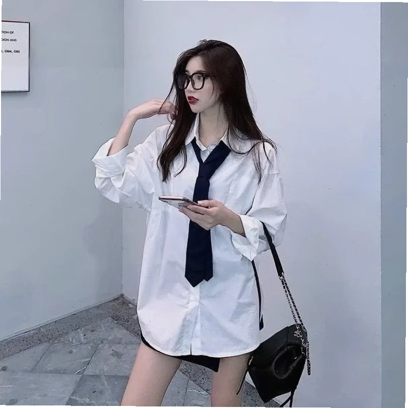 con gái mặc áo sơ mi nam tay lỡ