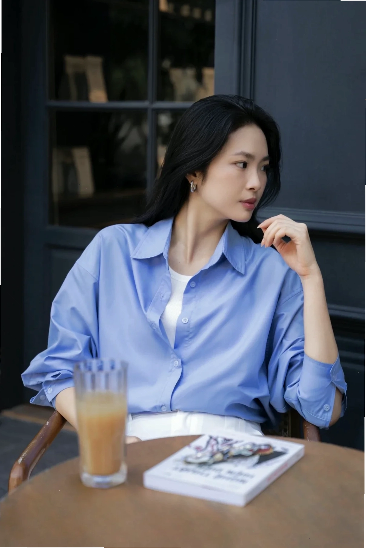 con gái mặc áo sơ mi nam trắng