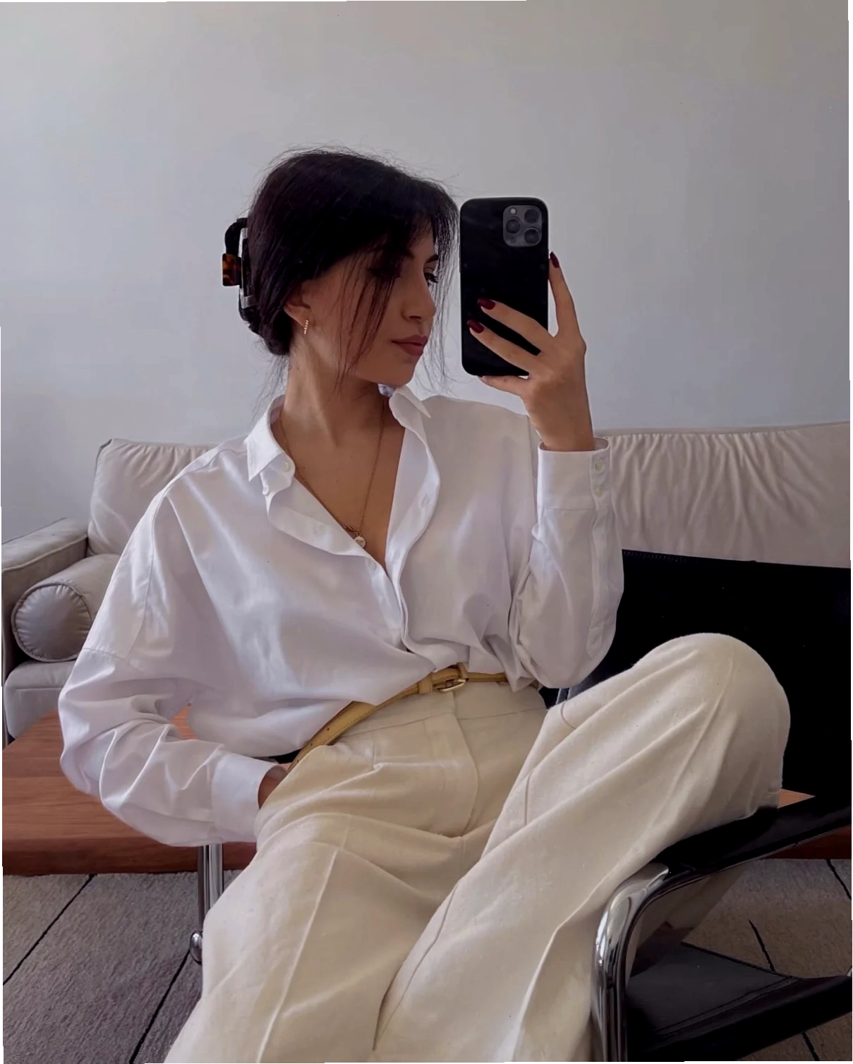 con gái mặc áo sơ mi nam trắng cùng jeans