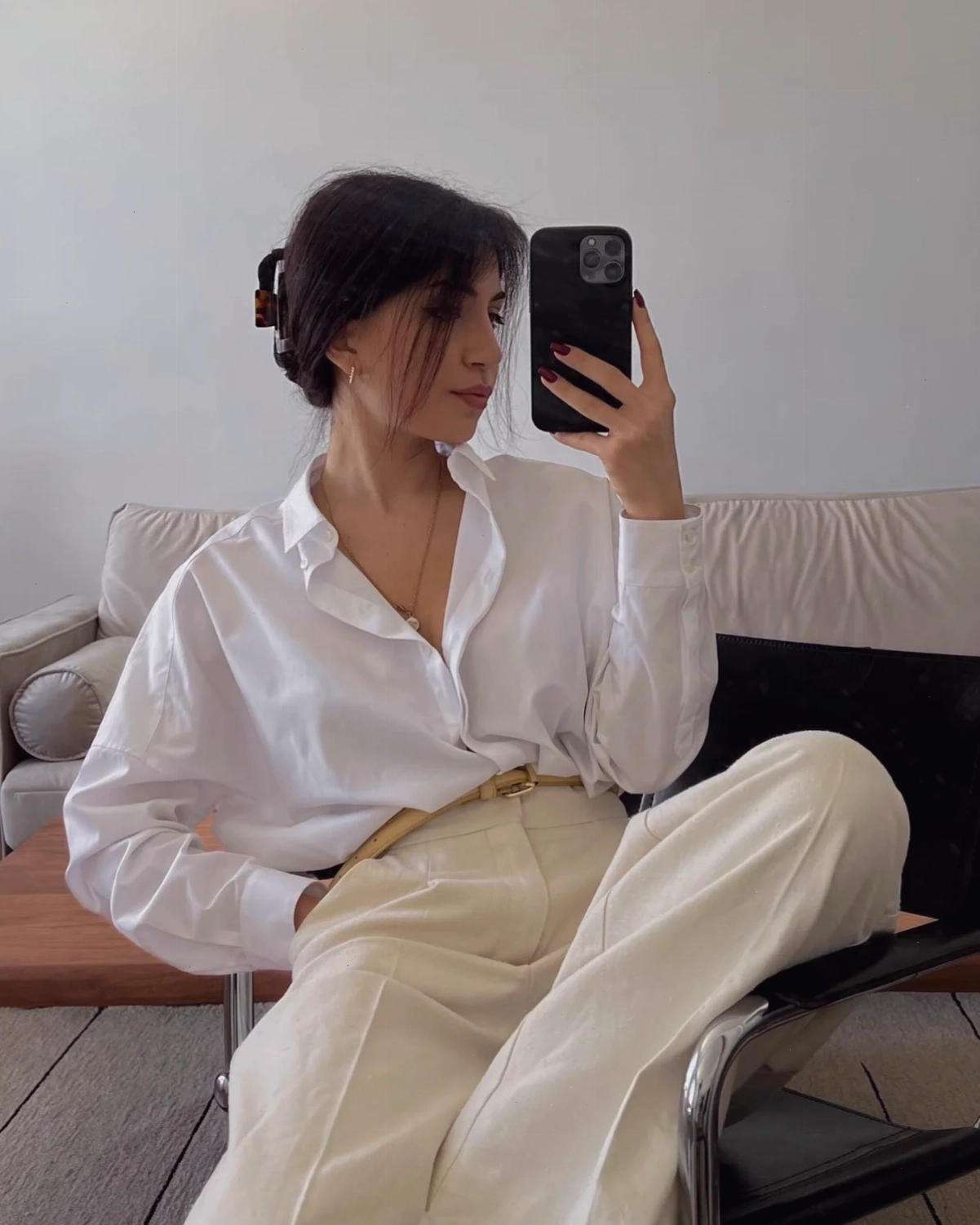 con gái mặc áo sơ mi nam trong buổi đi chơi