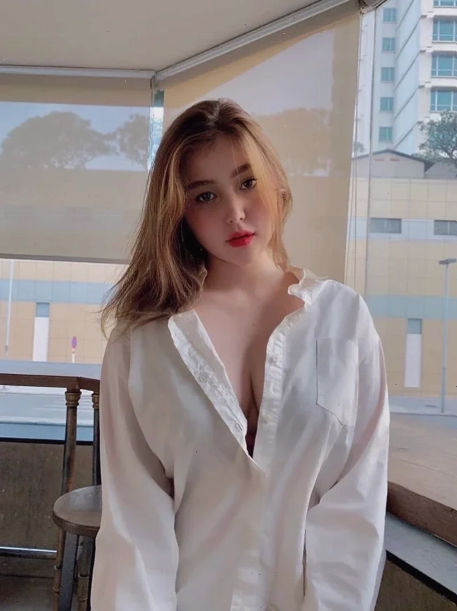 con gái mặc áo sơ mi nam vải linen