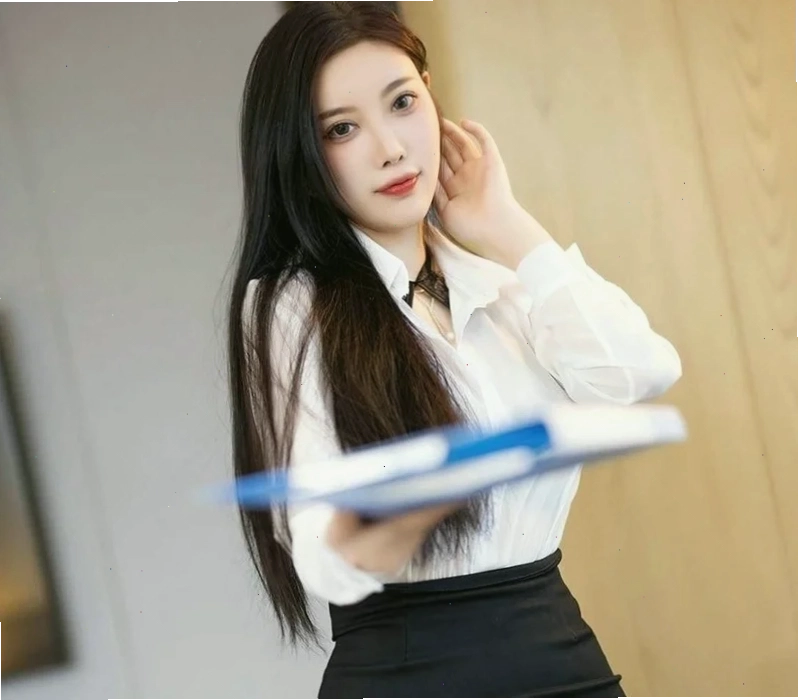 con gái mặc áo sơ mi thanh lịch
