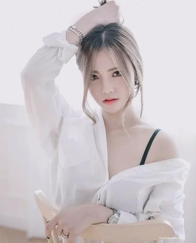 con gái mặc áo sơ mi trắng chọn chất liệu cotton