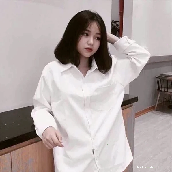 con gái mặc áo sơ mi trắng của nam đi làm