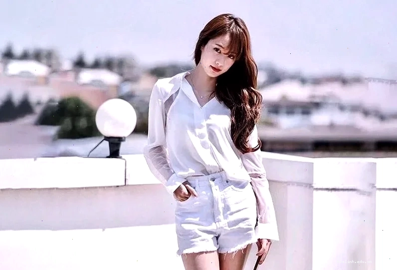 con gái mặc áo sơ mi trắng làm nổi bật vóc dáng